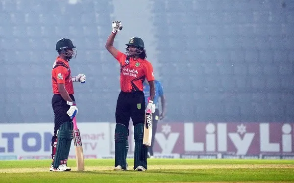 খুলনা ক্রিকেট দলের খেলোয়াড়রা মাঠে উল্লাস করছে. Channel i News - চ্যানেল আই নিউজ