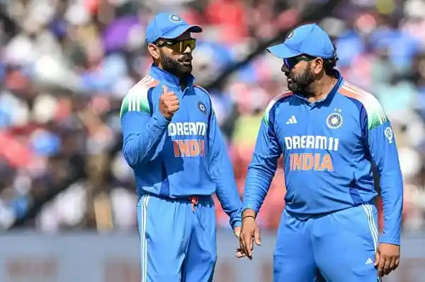 ভারতীয় ক্রিকেটাররা মাঠে আলোচনা করছে, ক্রিকেট ম্যাচের দৃশ্য. Channel i News - চ্যানেল আই নিউজ