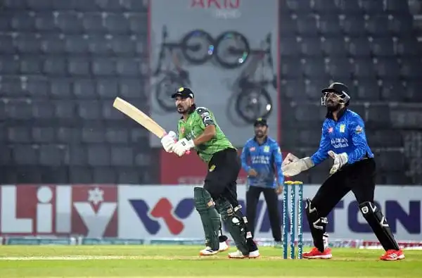 ক্রিকেট খেলোয়াড়রা মাঠে ব্যাট ও উইকেটের সাথে প্রস্তুত. Channel i News - চ্যানেল আই নিউজ