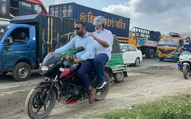 ঢাকা-সিলেট মহাসড়কে যানজটে আটকা উপদেষ্টা, মোটরসাইকেলে ছুটছেন. Channel i News - চ্যানেল আই নিউজ
