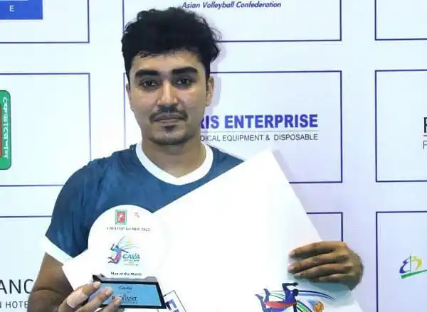 বাংলাদেশের কাবা কাপ ভলিবল দলের খেলোয়াড় পুরস্কার গ্রহণ করছেন. Channel i News - চ্যানেল আই নিউজ
