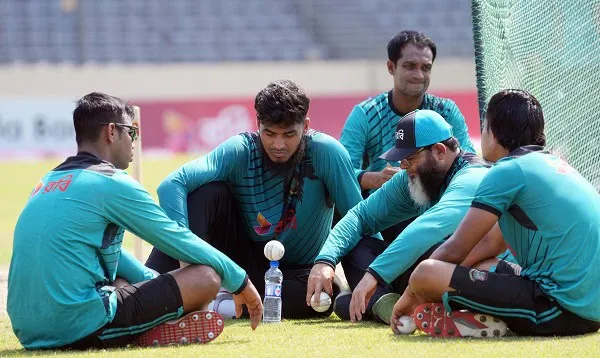 বাংলাদেশ ক্রিকেটাররা অনুশীলনে বসে আলোচনা করছেন. Channel i News - চ্যানেল আই নিউজ