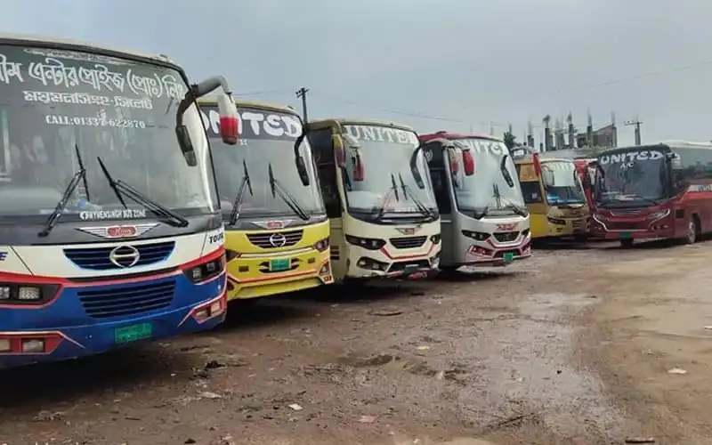 বিভিন্ন বাসের সারি ঢাকা-ময়মনসিংহ মহাসড়কে দাঁড়িয়ে রয়েছে।. Channel i News - চ্যানেল আই নিউজ