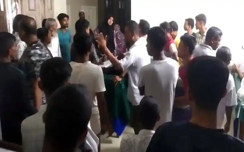 বাগেরহাটে ট্রাকের ধাক্কায় নারী নিহত, আহত ২, স্থানীয় মানুষজন. Channel i News - চ্যানেল আই নিউজ