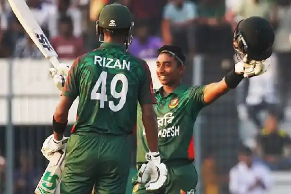 বাংলাদেশ ক্রিকেটার রিজান উল্লাসে উদযাপন করছেন. Channel i News - চ্যানেল আই নিউজ