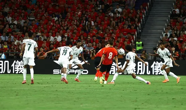 বাংলাদেশের ফুটবল দলের খেলোয়াড়রা পেনাল্টি কিকের সময় মাঠে অবস্থান করছে।. Channel i News - চ্যানেল আই নিউজ