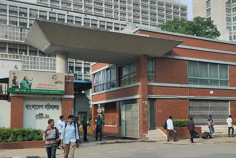 সচিবালয়ে জনসাধারণ ও কর্মচারীরা চলাচল করছে, ভবন ও রাস্তার দৃশ্য. Channel i News - চ্যানেল আই নিউজ