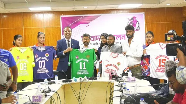 মেয়েদের জাতীয় বেসবল চ্যাম্পিয়নশিপের উদ্বোধনী অনুষ্ঠানে খেলোয়াড়রা ও কর্মকর্তারা. Channel i News - চ্যানেল আই নিউজ