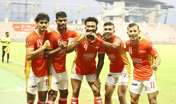 ক্লাবের খেলোয়াড়রা জয়ের উল্লাসে ভরা, মাঠে উদযাপন করছে।. Channel i News - চ্যানেল আই নিউজ