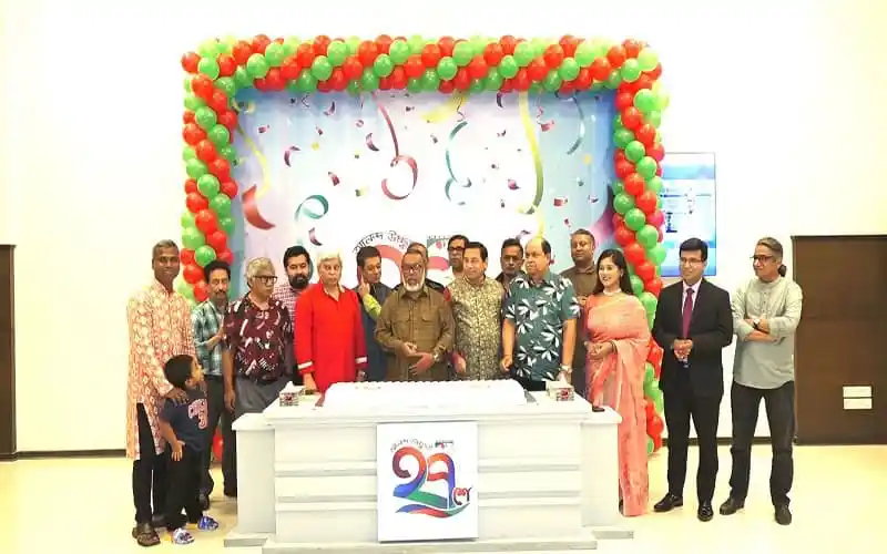 চ্যানেল আই অনলাইন ২৭তম প্রতিষ্ঠাবার্ষিকী উদযাপন অনুষ্ঠানে উপস্থিত অতিথি ও কর্মীরা. Channel i News - চ্যানেল আই নিউজ