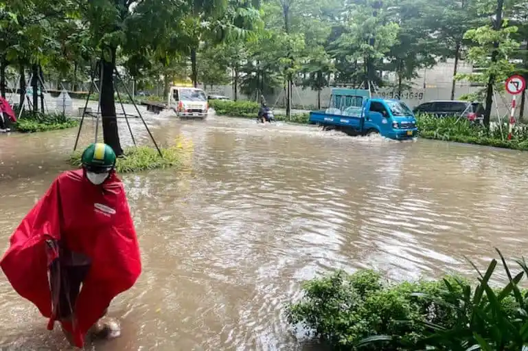 বন্যার পানিতে ডুবে গেছে রাস্তা ও গাড়ি, একজন ব্যক্তি ঝুঁকি নিয়ে হাঁটছেন. Channel i News - চ্যানেল আই নিউজ