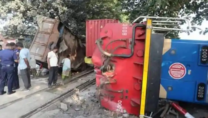 ট্রাকের ধাক্কায় উল্টে পড়া ট্রেনের ভেতর থেকে উদ্ধার কাজ চলছে. Channel i News - চ্যানেল আই নিউজ