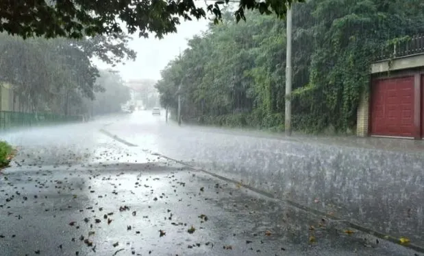 বৃষ্টির কারণে রাজধানীর রাস্তাঘাট জলমগ্ন, ঝরছে ভারী বৃষ্টি।. Channel i News - চ্যানেল আই নিউজ