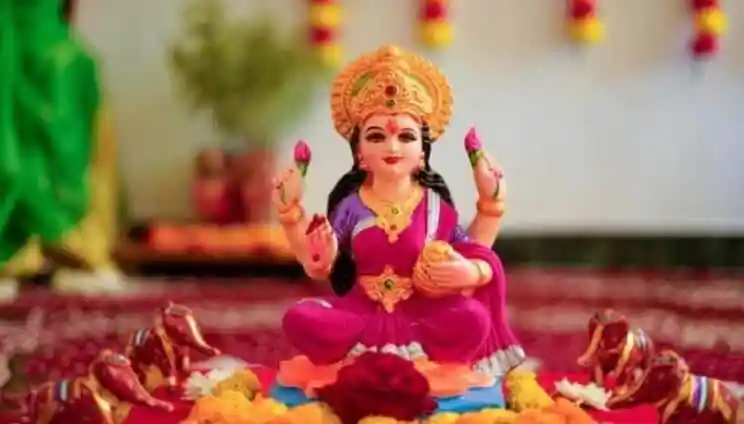 শুভ লক্ষ্মীপূজা উপলক্ষে দেবীর মূর্তি সাজানো হয়েছে।. Channel i News - চ্যানেল আই নিউজ