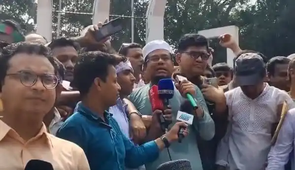 শিক্ষকদের লংমার্চের সময় সচিবালয়ের সামনে জনসমাগম।. Channel i News - চ্যানেল আই নিউজ