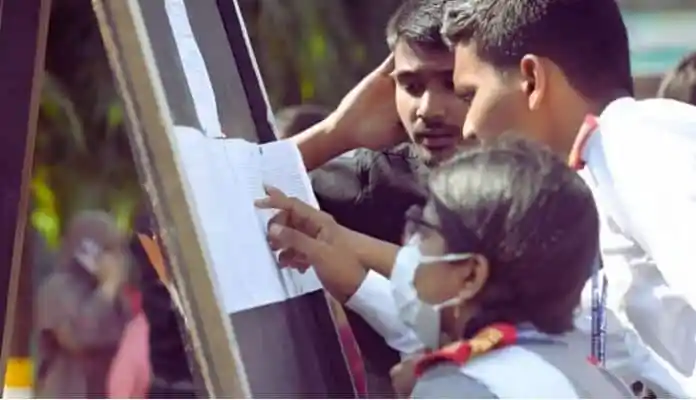 ছাত্ররা ফলাফল দেখছে, শিক্ষার্থীরা স্কুলে পরীক্ষার ফলাফল যাচাই করছে. Channel i News - চ্যানেল আই নিউজ