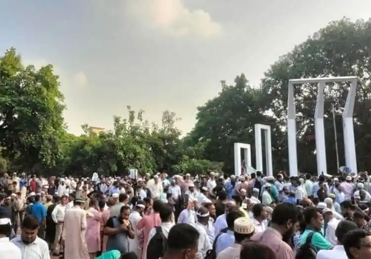 বাংলাদেশের শিক্ষকদের আন্দোলনের জন্য বিশাল জনসমাগমের দৃশ্য. Channel i News - চ্যানেল আই নিউজ