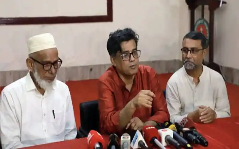 প্রধান উপদেষ্টার প্রেস সচিবের সঙ্গে সাংবাদিকরা আলোচনা করছেন. Channel i News - চ্যানেল আই নিউজ