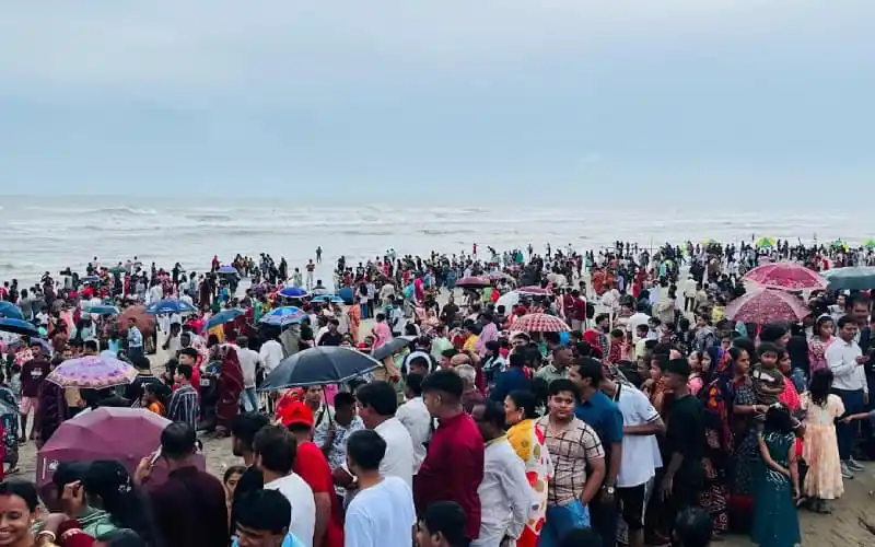 বৈরী আবহাওয়ায়ও কক্সবাজার সৈকত পর্যটকদের ভিড়ে ভরা. Channel i News - চ্যানেল আই নিউজ