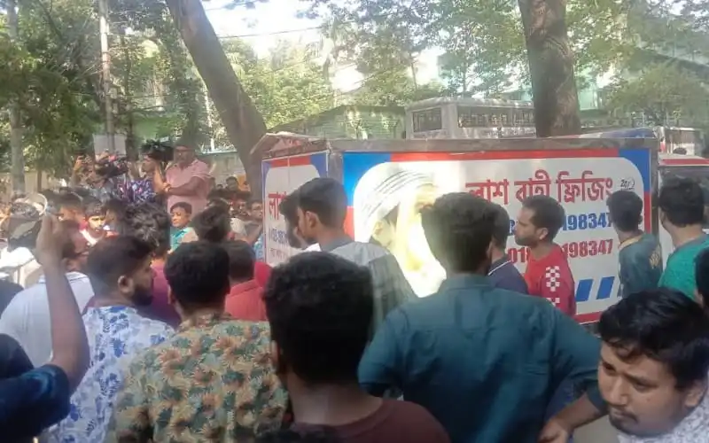 জবি ক্যাম্পাসে জোবায়েদের প্রথম জানাজা, অনেক মানুষ উপস্থিত. Channel i News - চ্যানেল আই নিউজ