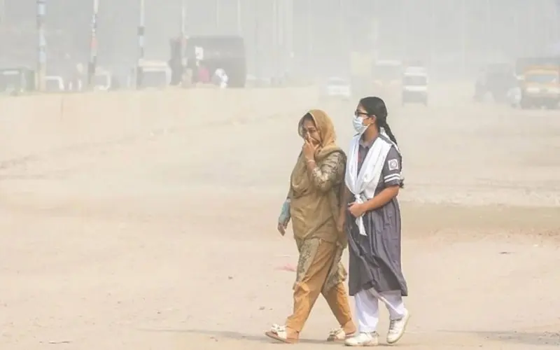 ঢাকার বাতাসে ধুলাবালি ও দূষণ, দুই নারী মাস্ক পরে চলাফেরা করছে. Channel i News - চ্যানেল আই নিউজ