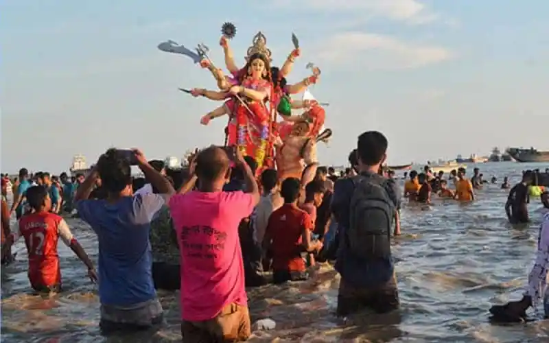 শারদীয় দুর্গোৎসবের প্রতিমা বিসর্জন, হাজারো মানুষ সমুদ্র সৈকতে অংশগ্রহণ. Channel i News - চ্যানেল আই নিউজ