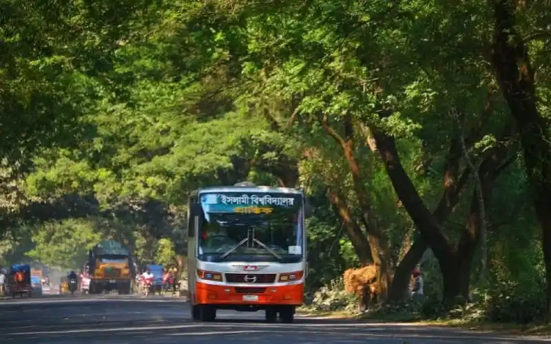 ইবির বাস সার্ভিসের জন্য ছাত্রদল-ছাত্রশিবিরের সহযোগিতায় ছাত্ররা বাসে উঠছে. Channel i News - চ্যানেল আই নিউজ