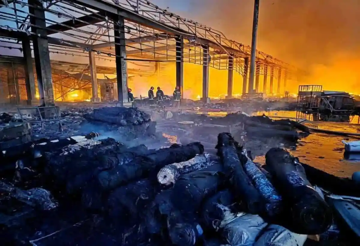 বিমানবন্দরে অগ্নিকাণ্ডের ঘটনায় ধ্বংসপ্রাপ্ত কাঠামো ও ধোঁয়া. Channel i News - চ্যানেল আই নিউজ