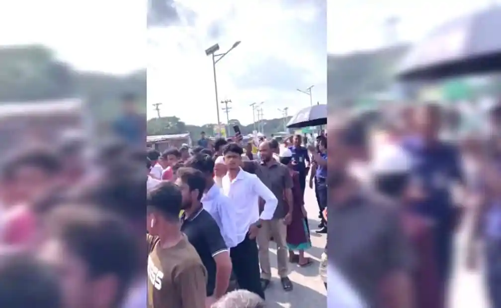 বাসের ধাক্কায় শিশু শিক্ষার্থী নিহতের প্রতিবাদে সড়ক অবরোধ. Channel i News - চ্যানেল আই নিউজ