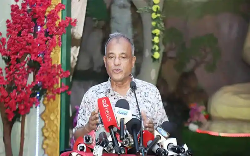 স্বরাষ্ট্র উপদেষ্টা সাংবাদিকদের প্রশ্নের উত্তর দিচ্ছেন. Channel i News - চ্যানেল আই নিউজ
