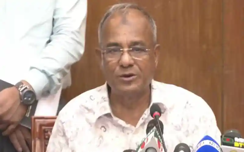 স্বরাষ্ট্র উপদেষ্টা সাংবাদিকদের প্রশ্নের উত্তর দিচ্ছেন।. Channel i News - চ্যানেল আই নিউজ