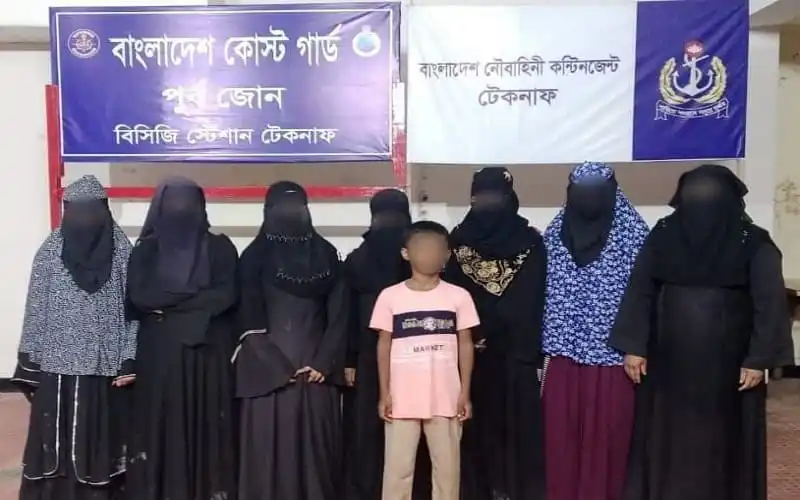 বাহারছড়ার পাহাড় থেকে উদ্ধারকৃত নারী ও শিশুসহ ৮ জনের ছবি, যারা বাংলাদেশ কোস্ট গার্ডের মাধ্যমে উদ্ধার. Channel i News - চ্যানেল আই নিউজ