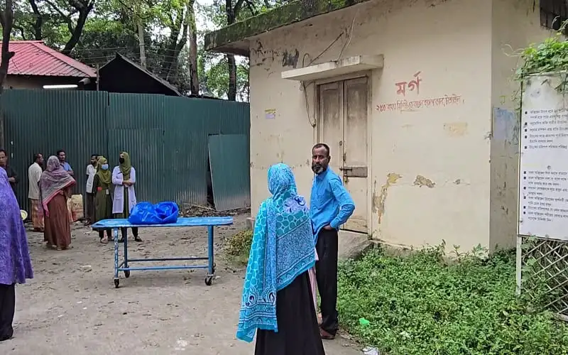 টাঙ্গাইলে শ্রমিকদের সঙ্গে পুলিশের আলোচনা, দুর্ঘটনা স্থান. Channel i News - চ্যানেল আই নিউজ