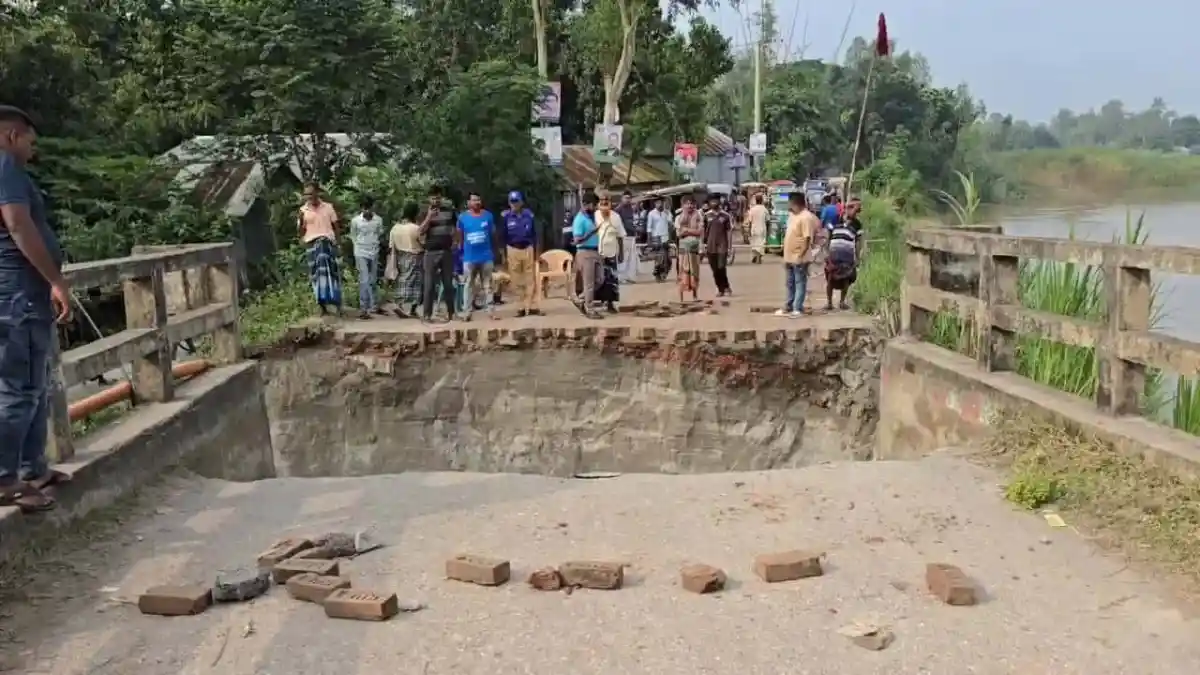 টাঙ্গাইলের ব্রিজের সংযোগ সড়ক ভেঙে যোগাযোগ বিচ্ছিন্ন. Channel i News - চ্যানেল আই নিউজ