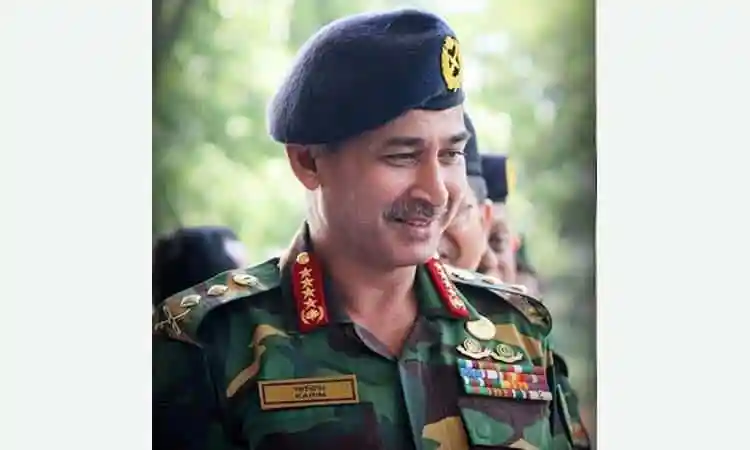 বাংলাদেশ সেনাবাহিনীর একজন কর্মকর্তা হাসিমুখে, ক্যাম্পে অবস্থান করছেন. Channel i News - চ্যানেল আই নিউজ