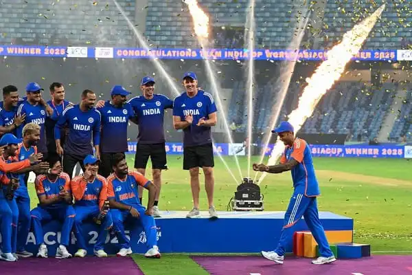 ভারত ক্রিকেট দল এশিয়া কাপের ট্রফি জেতার পর উল্লাস করছে. Channel i News - চ্যানেল আই নিউজ