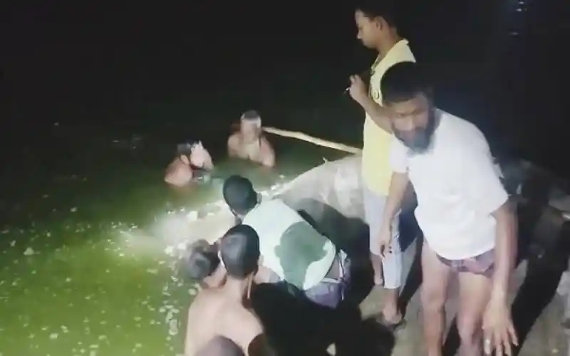 পুকুরে ডুবে থাকা ব্যক্তির মরদেহ উদ্ধারের দৃশ্য. Channel i News - চ্যানেল আই নিউজ