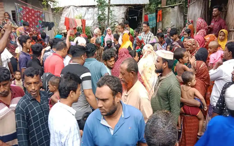 বস্তি এলাকায় মানুষের ভিড়, শোকের ছায়া. Channel i News - চ্যানেল আই নিউজ