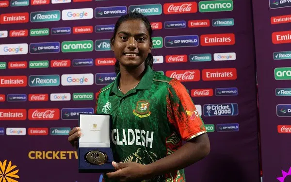 বাংলাদেশ নারী ক্রিকেট দলের খেলোয়াড় পুরস্কার গ্রহণ করছেন. Channel i News - চ্যানেল আই নিউজ