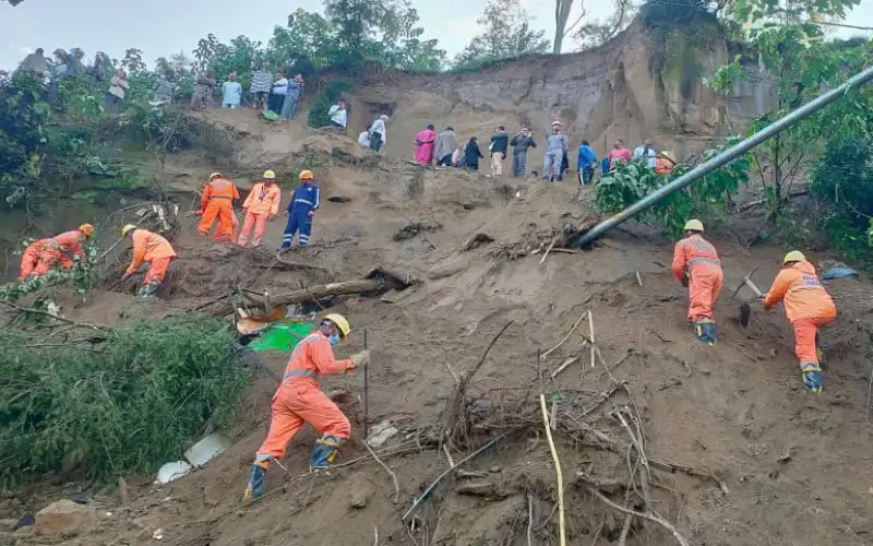 ভারতে ভয়াবহ ভূমিধসে বাস চাপা, নিহত ১৫, উদ্ধার কাজ চলছে. Channel i News - চ্যানেল আই নিউজ