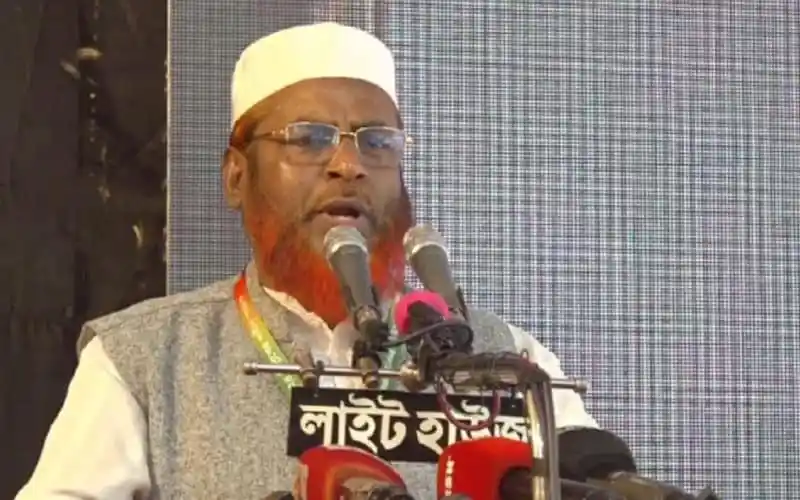 মিয়া গোলাম পরওয়ার বক্তৃতা দিচ্ছেন, পত্রিকা ও মাইক্রোফোনের সামনে. Channel i News - চ্যানেল আই নিউজ
