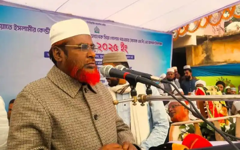 প্রধান বক্তা মঞ্চে বক্তৃতা দিচ্ছেন, পেছনে দর্শক ও মঞ্চের দৃশ্য।. Channel i News - চ্যানেল আই নিউজ