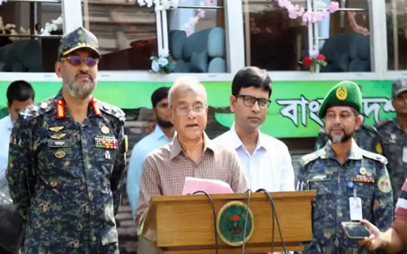 বাংলাদেশের স্বরাষ্ট্র উপদেষ্টা নির্বাচন কেন্দ্রের সামনে বক্তব্য দিচ্ছেন।. Channel i News - চ্যানেল আই নিউজ