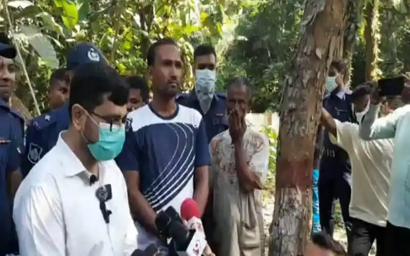 চুয়াডাঙ্গায় মদপানে ৬ জনের মৃত্যুর ঘটনায় তদন্তের জন্য ঘটনাস্থলে পুলিশ ও স্থানীয়রা. Channel i News - চ্যানেল আই নিউজ