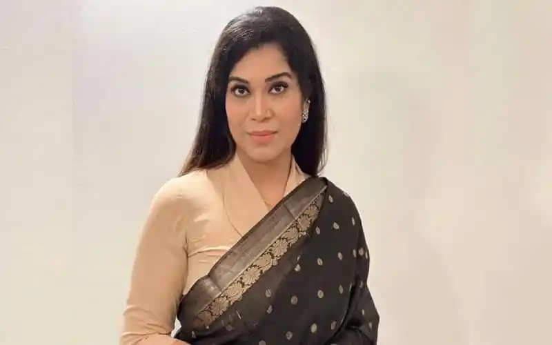 বাংলাদেশের একজন নারী রাজনীতিবিদ পর্দার পেছনে দাঁড়িয়ে।. Channel i News - চ্যানেল আই নিউজ