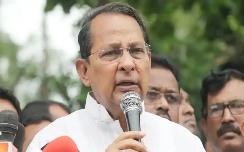 বাংলাদেশের একজন নেতা জনসম্মুখে বক্তৃতা দিচ্ছেন. Channel i News - চ্যানেল আই নিউজ
