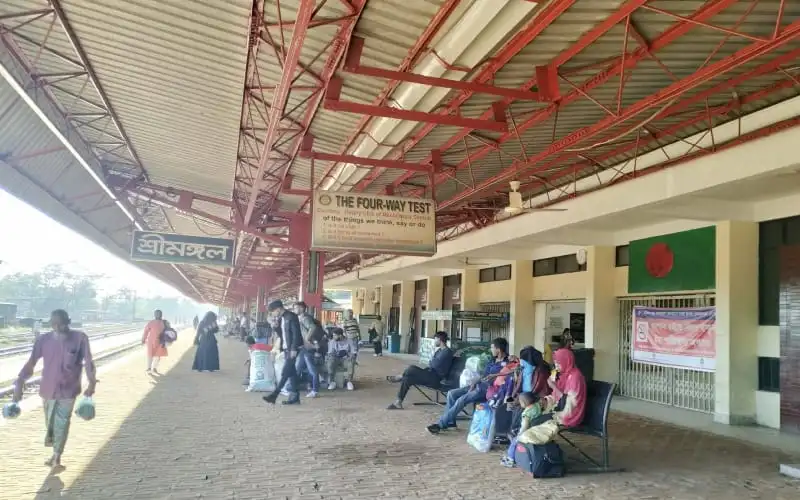 মৌলভীবাজারে বাস স্ট্যান্ডে যাত্রীরা অপেক্ষা করছে।. Channel i News - চ্যানেল আই নিউজ