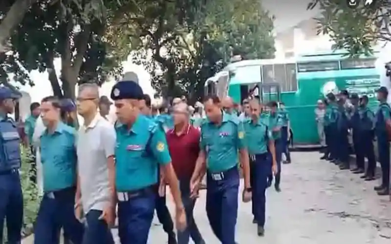 বাংলাদেশ পুলিশ সদস্যরা একটি অনুষ্ঠানে অংশগ্রহণ করছে।. Channel i News - চ্যানেল আই নিউজ
