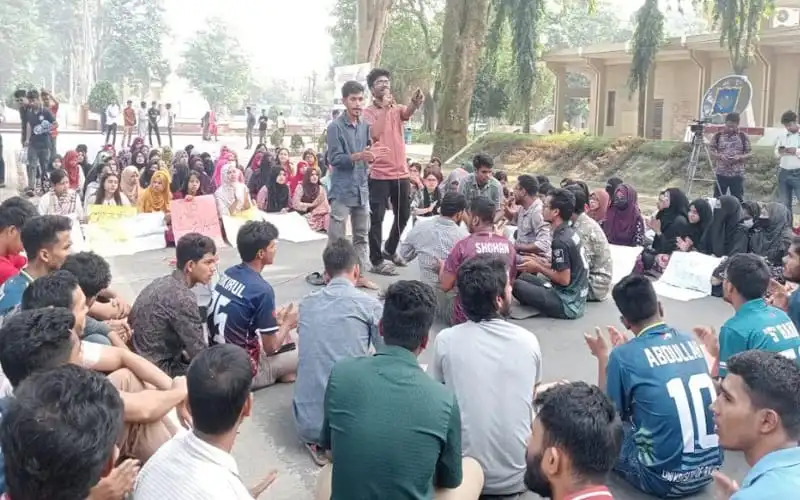 রাবি শিক্ষার্থীদের আন্দোলন চলাকালে ছাত্ররা আলোচনা করছে. Channel i News - চ্যানেল আই নিউজ