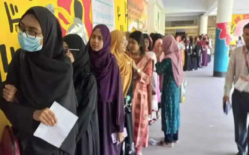 বাংলাদেশের নির্বাচনে ভোটাররা লাইনে দাঁড়িয়ে কালি লাগাচ্ছেন. Channel i News - চ্যানেল আই নিউজ